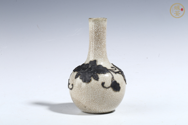 古玩清晚期·哥釉堆塑鐵骨泥葡萄紋天球瓶真品鑒賞圖