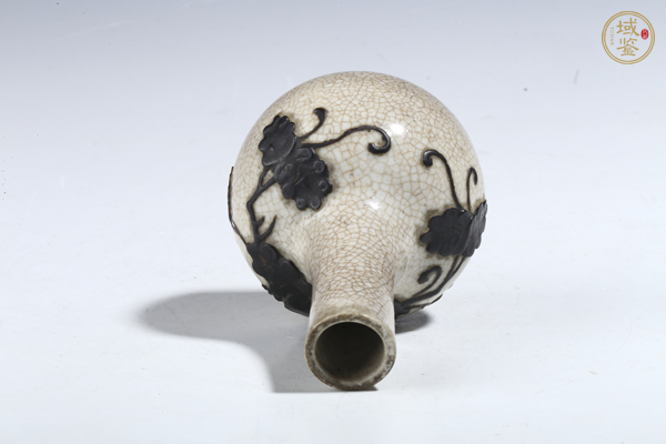 古玩陶瓷清晚期·哥釉堆塑鐵骨泥葡萄紋天球瓶真品鑒賞圖