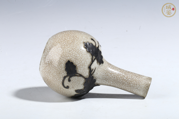 古玩陶瓷清晚期·哥釉堆塑鐵骨泥葡萄紋天球瓶真品鑒賞圖