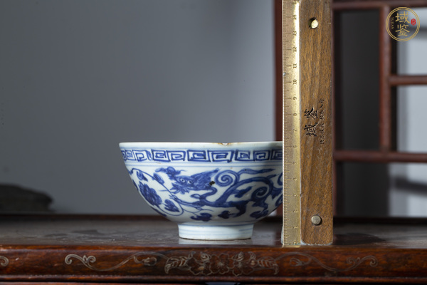 古玩陶瓷明嘉萬(wàn)·青花螭龍穿蓮紋碗真品鑒賞圖
