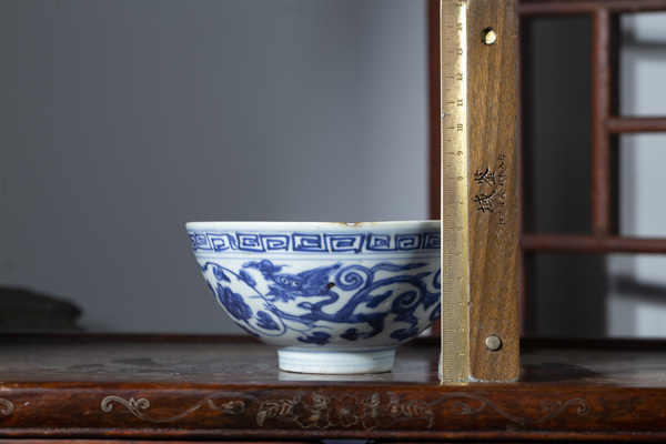 古玩陶瓷明嘉萬·青花螭龍穿蓮紋碗拍賣，當(dāng)前價格188元