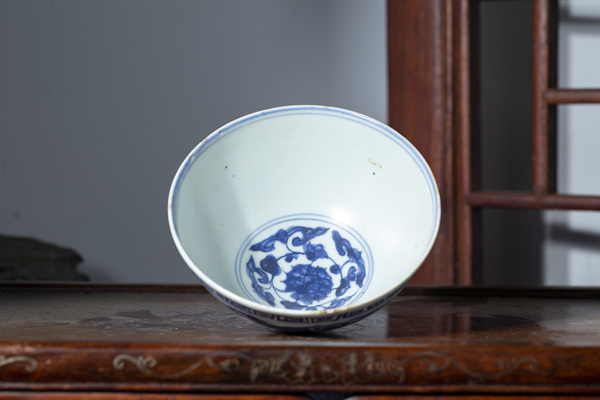 古玩陶瓷明嘉萬·青花螭龍穿蓮紋碗拍賣，當(dāng)前價格188元