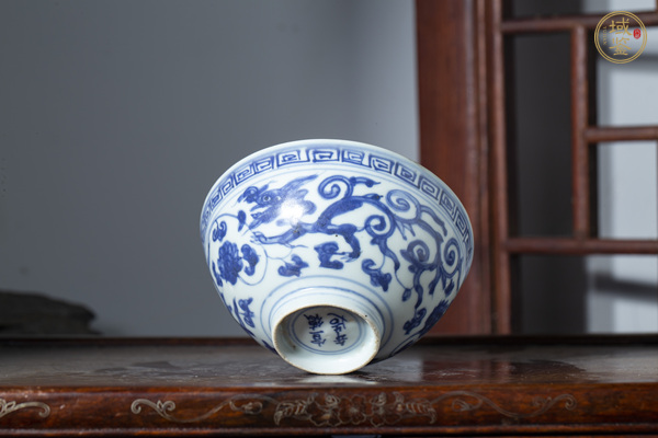 古玩陶瓷明嘉萬(wàn)·青花螭龍穿蓮紋碗真品鑒賞圖