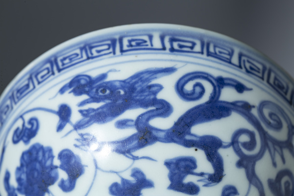 古玩陶瓷明嘉萬·青花螭龍穿蓮紋碗拍賣，當(dāng)前價格188元