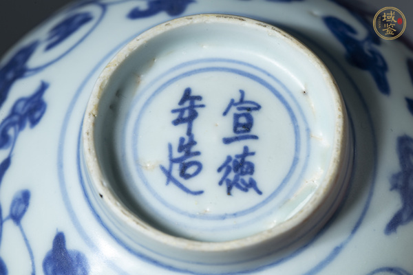 古玩陶瓷明嘉萬(wàn)·青花螭龍穿蓮紋碗真品鑒賞圖