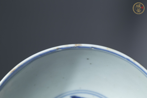 古玩陶瓷明嘉萬(wàn)·青花螭龍穿蓮紋碗真品鑒賞圖
