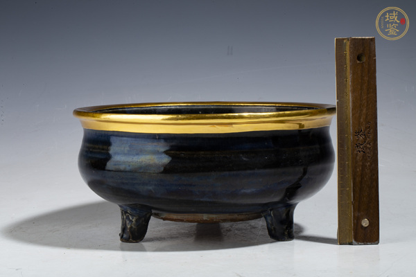 古玩陶瓷明末清初·藍(lán)釉包口三足爐真品鑒賞圖