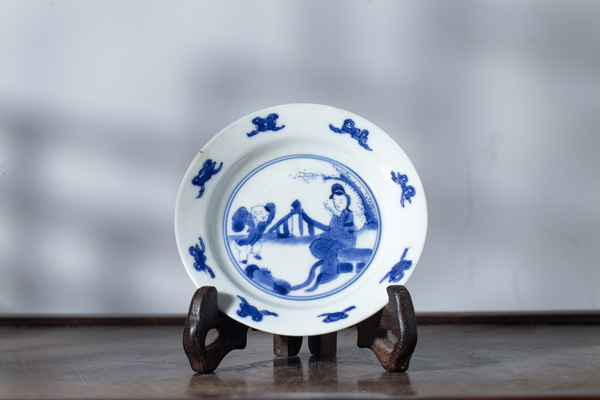 古玩陶瓷清康熙·青花三娘教子紋小碟拍賣，當(dāng)前價格1550元
