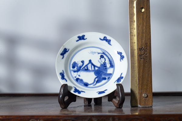 古玩陶瓷清康熙·青花三娘教子紋小碟拍賣，當(dāng)前價格1550元