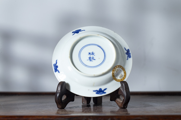 古玩陶瓷清康熙·青花三娘教子紋小碟拍賣，當(dāng)前價格1550元