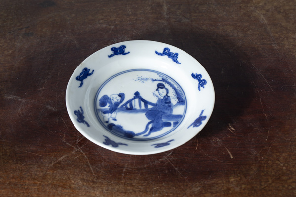 古玩陶瓷清康熙·青花三娘教子紋小碟拍賣，當(dāng)前價格1550元