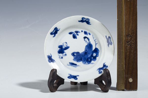 古玩陶瓷清康熙·青花三娘教子紋小碟拍賣，當(dāng)前價格1128元
