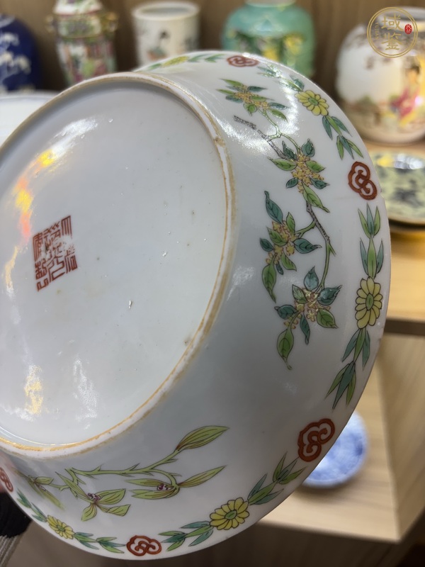 古玩陶瓷粉彩折枝花卉紋盤真品鑒賞圖