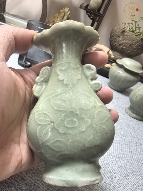 古玩陶瓷龍泉青瓷花卉紋花口瓶真品鑒賞圖