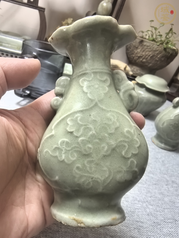 古玩陶瓷龍泉青瓷花卉紋花口瓶真品鑒賞圖