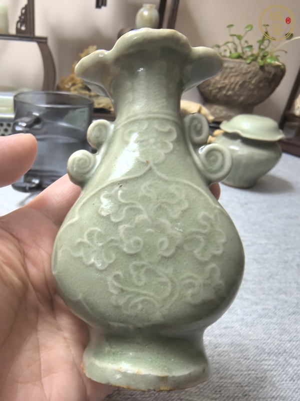 古玩陶瓷龍泉青瓷花卉紋花口瓶真品鑒賞圖