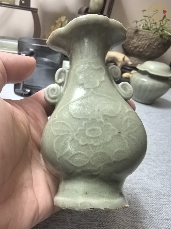 古玩陶瓷龍泉青瓷花卉紋花口瓶真品鑒賞圖