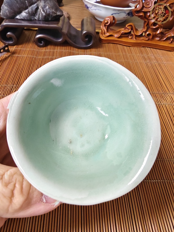 古玩陶瓷豆青釉花卉紋杯真品鑒賞圖