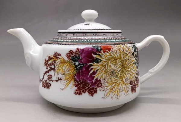 古玩陶瓷1954年 王步出品 粉彩菊花紋茶壺拍賣，當前價格850000元