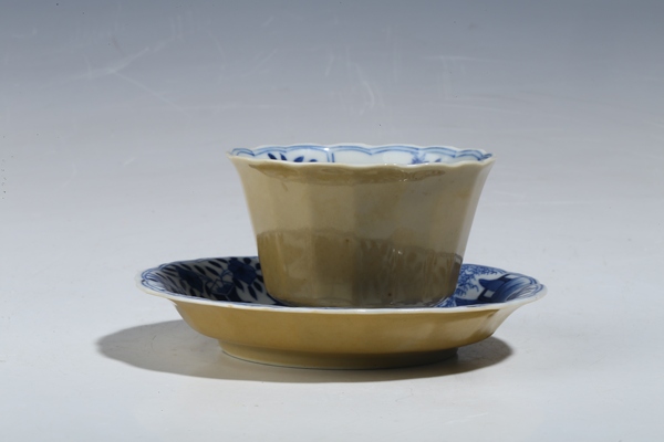古玩陶瓷清晚·外米黃釉內(nèi)青花山水花鳥紋花口杯碟一套拍賣,當(dāng)前價格3000元