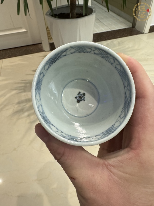 古玩陶瓷日本明治青釉內(nèi)青花茶杯真品鑒賞圖