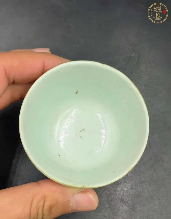 古玩陶瓷花卉紋刻瓷杯真品鑒賞圖