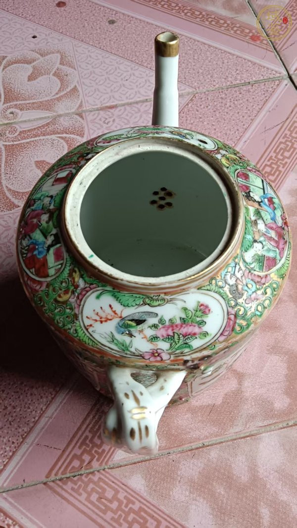 古玩陶瓷廣彩人物花鳥蝶紋執(zhí)壺真品鑒賞圖