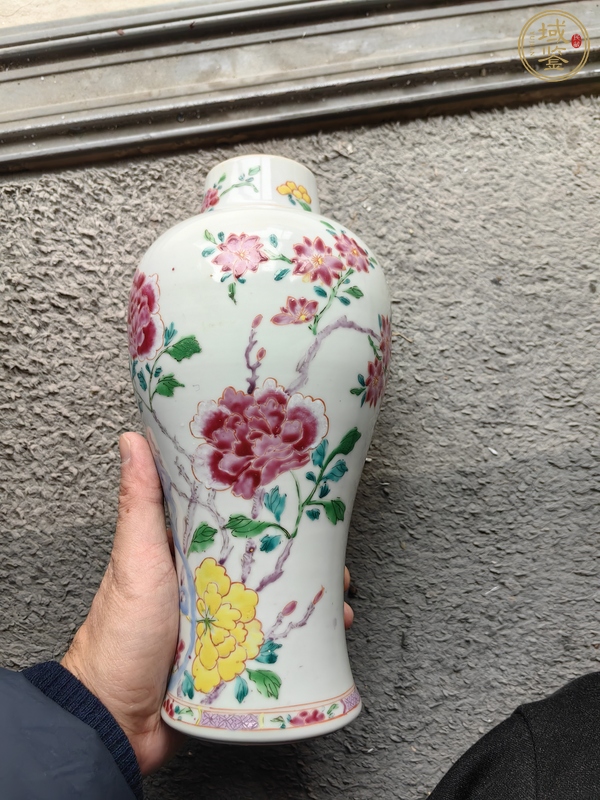 古玩清雍正花卉蝴蝶紋粉彩賞瓶真品鑒賞圖