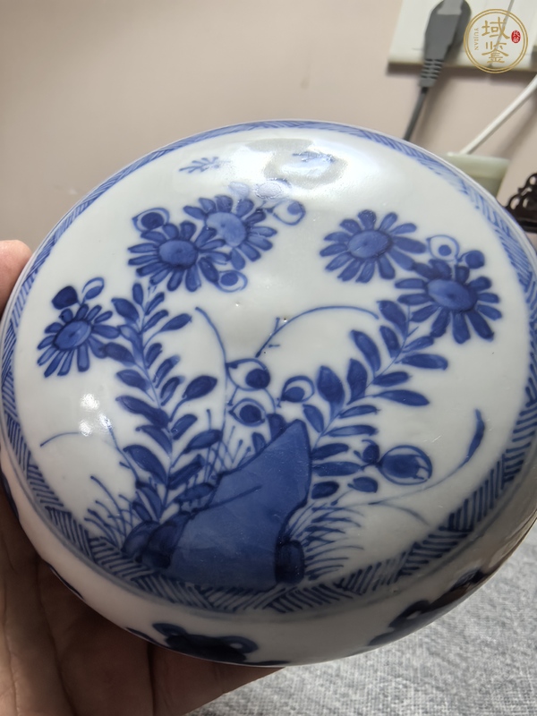 古玩陶瓷花卉紋青花蓋盒真品鑒賞圖