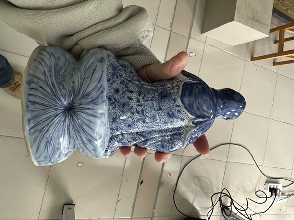 古玩陶瓷青花花卉紋觀音瓷像(附有催凱老師的保真卡)拍賣,當(dāng)前價(jià)格80000元