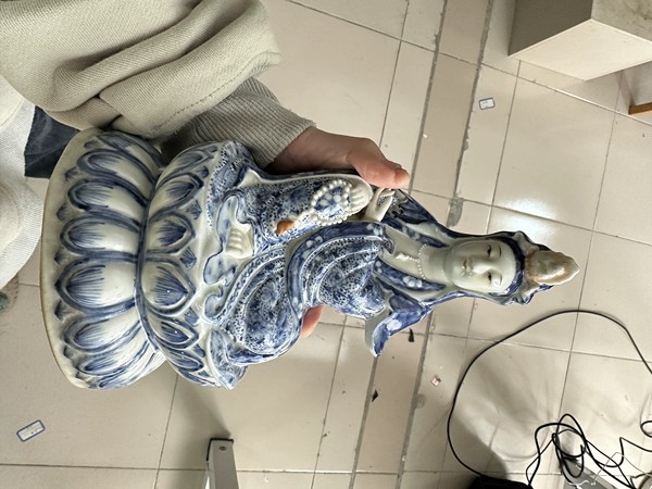 古玩陶瓷青花花卉紋觀音瓷像(附有催凱老師的保真卡)拍賣,當(dāng)前價(jià)格80000元