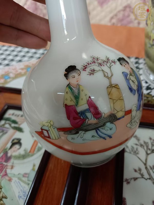 古玩陶瓷粉彩人物天球瓶真品鑒賞圖