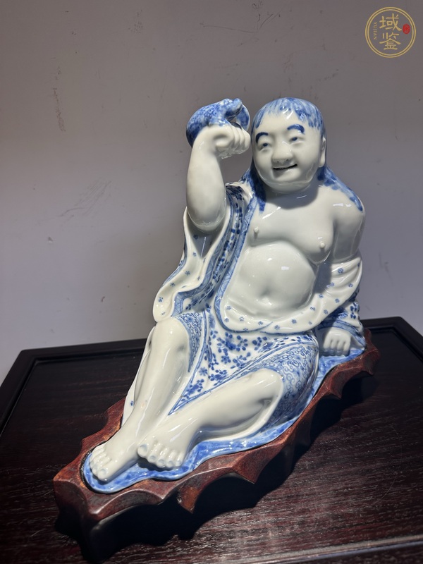 古玩陶瓷青花花卉紋劉海戲金蟾瓷塑像真品鑒賞圖