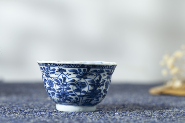 古玩陶瓷清康熙·青花開窗花卉紋花口杯拍賣,當前價格945元