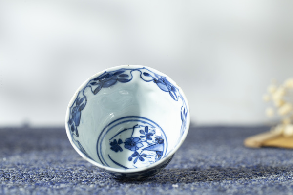古玩陶瓷清康熙·青花開窗花卉紋花口杯拍賣,當前價格945元