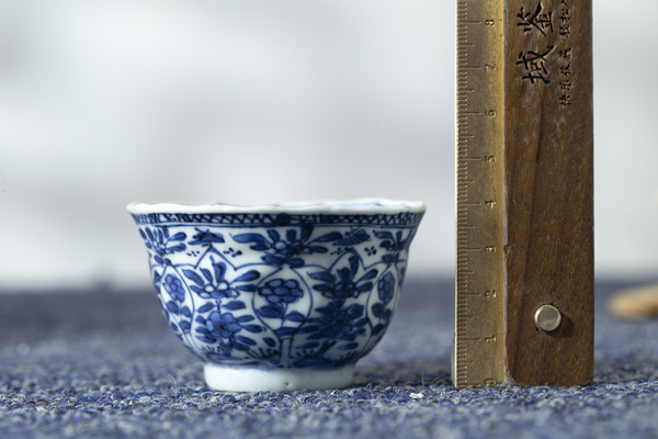 古玩陶瓷清康熙·青花開窗花卉紋花口杯拍賣,當前價格945元