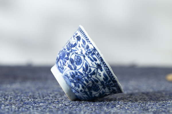古玩陶瓷清康熙·青花開窗花卉紋花口杯拍賣,當前價格945元