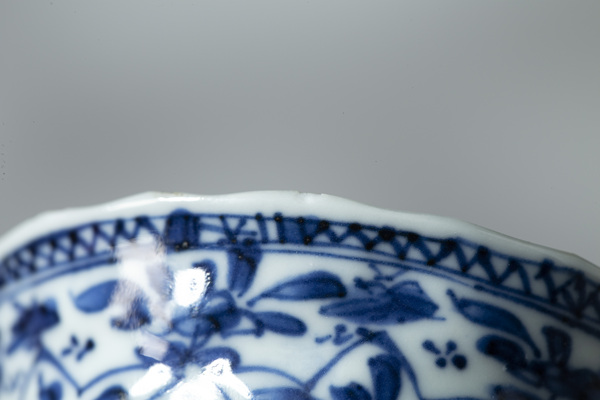 古玩陶瓷清康熙·青花開窗花卉紋花口杯拍賣,當前價格945元
