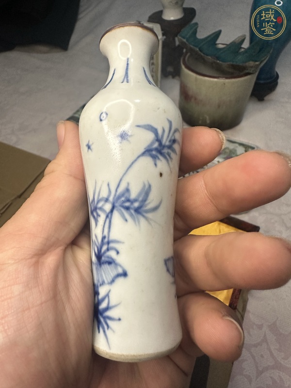 古玩陶瓷清中期青花洞石花卉瓶真品鑒賞圖