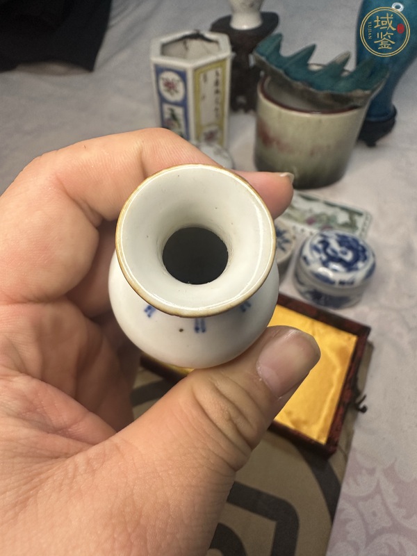 古玩陶瓷清中期青花洞石花卉瓶真品鑒賞圖