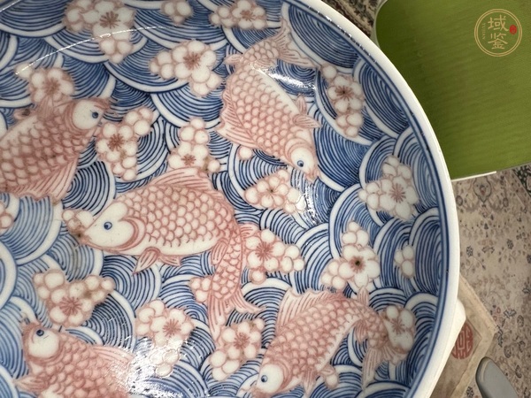 古玩陶瓷青花釉里紅落花流水魚紋盤真品鑒賞圖