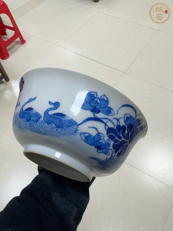 古玩陶瓷晚清青花荷塘圖蓋碗真品鑒賞圖