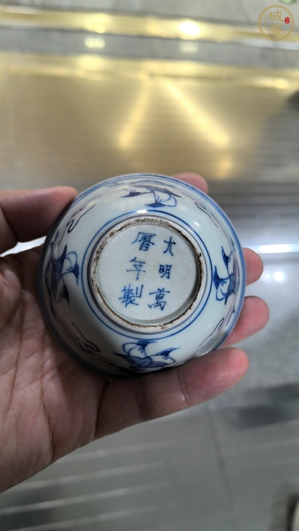 古玩陶瓷日本明治青花人物紋茶碗真品鑒賞圖