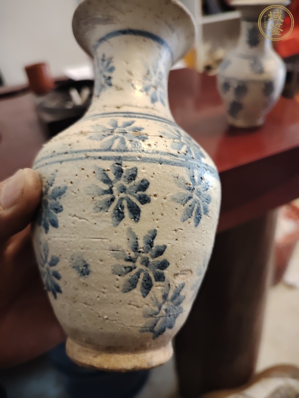 古玩陶瓷青花花卉紋撇口瓶真品鑒賞圖