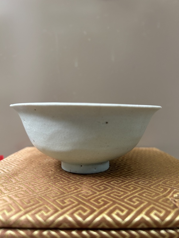 古玩轉(zhuǎn)賣元代樞府瓷白釉印花碗拍賣,當(dāng)前價(jià)格1688元