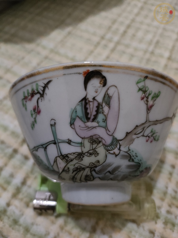 古玩陶瓷仕女紋粉彩杯真品鑒賞圖