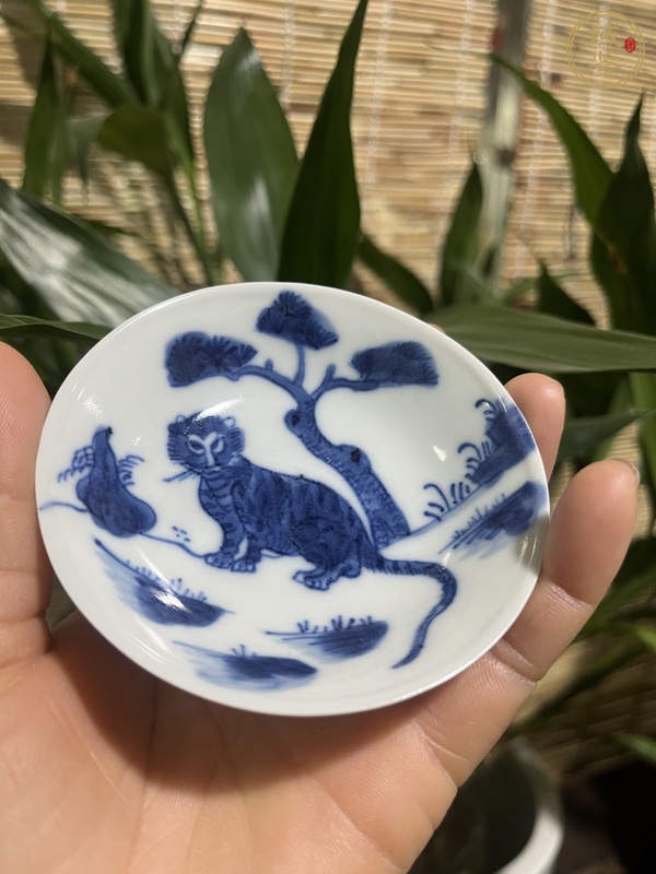 古玩陶瓷虎紋青花盤真品鑒賞圖