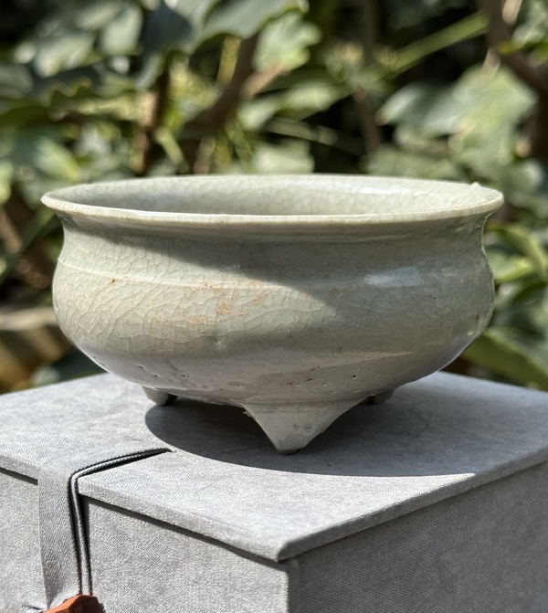古玩陶瓷龍泉青瓷三足爐拍賣，當前價格4000元