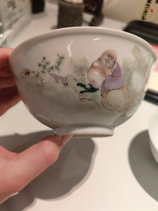 古玩陶瓷粉彩佛教人物茶碗真品鑒賞圖