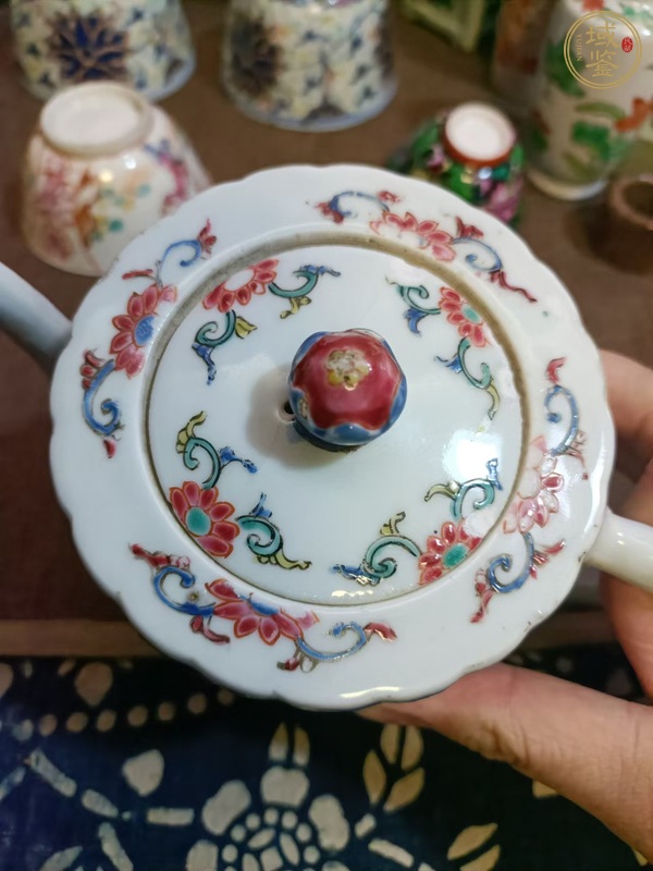 古玩陶瓷粉彩花卉紋茶壺真品鑒賞圖